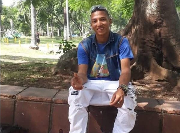 Departía con amigos y un desconocido lo mató a puñal