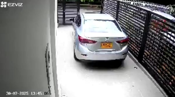 Video- Sujetos en moto roban a ciudadano mientras este parqueaba su vehículo