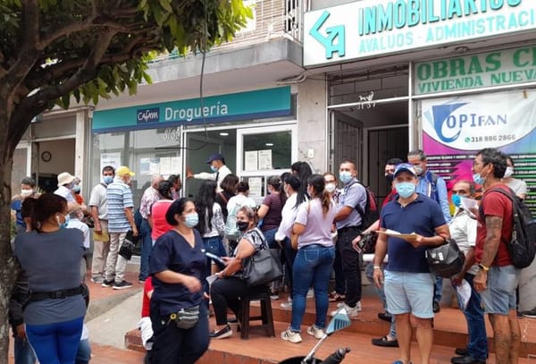 Largas filas para acceder a medicamentos en Bogotá Está reventado el sistema de salud
