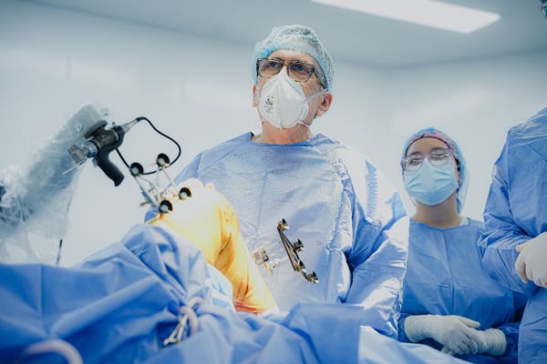 Médicos en Santander realizan la primera cirugía unicompartimental de rodilla con asistente robótico