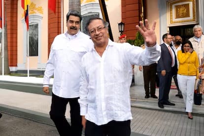 Petro desmiente versiones de unir Ejércitos de Colombia y Venezuela
