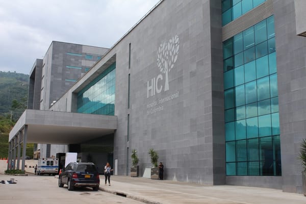Taxistas denuncian trato desigual en acceso al Hospital Internacional