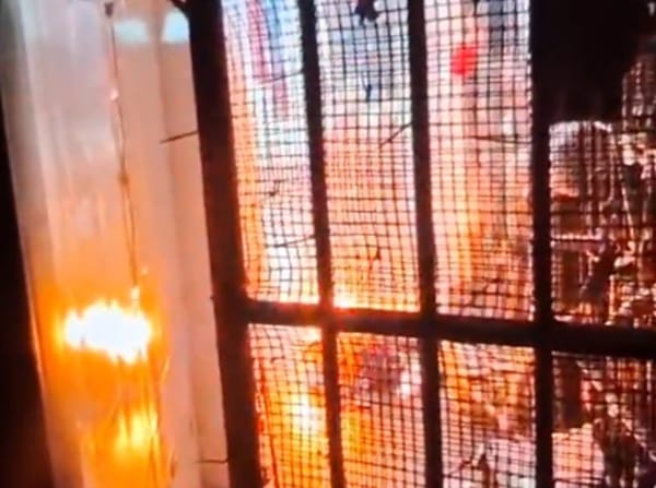 Motín en estación de  Policía  de  Bucaramanga con incendio de colchones y enseres incluido
