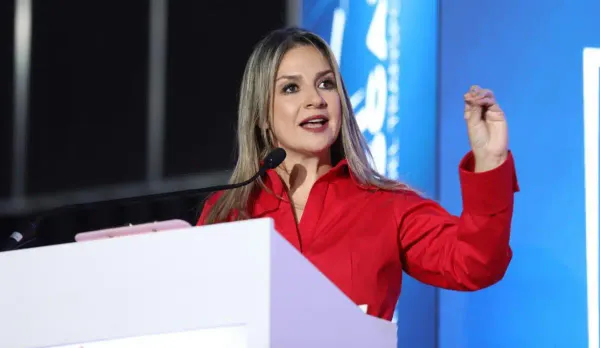 Vicky Dávila va  quedando rezagada
