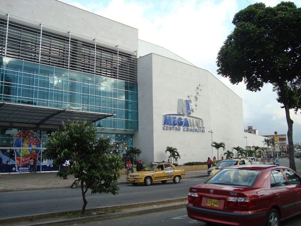 Accidente frente a Megamall deja un herido