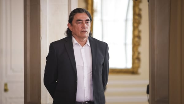 Gustavo Bolívar arremete contra Álvaro Uribe: “El único país del mundo donde un condenado hace política desde su finca”