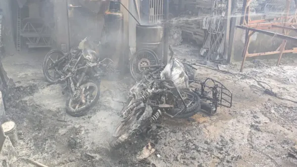 Incendio en taller de Bucaramanga deja dos personas heridas y tres motos quemadas