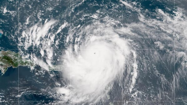 Huracán Erín llegó a su máxima fuerza en el Caribe