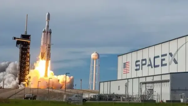 Tripulación internacional llega a la EEI en tiempo récord a bordo de cápsula de SpaceX