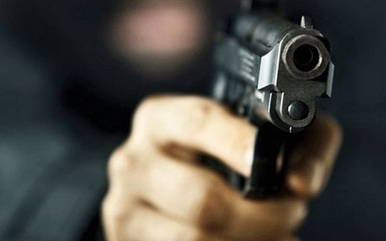 Mientras tomaba alcohol hombre fue asesinado a tiros