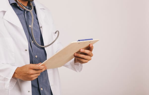Casos de negligencia médica requieren análisis probatorio completo a las decisiones del acusado