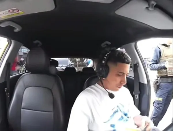 Policía detuvo transmisión en vivo de Mr. Stiven mientras trabajaba como taxista