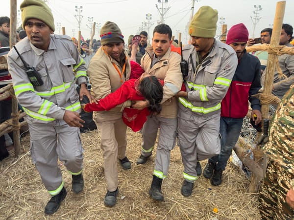 Estampida en la India deja al menos 40 muertos