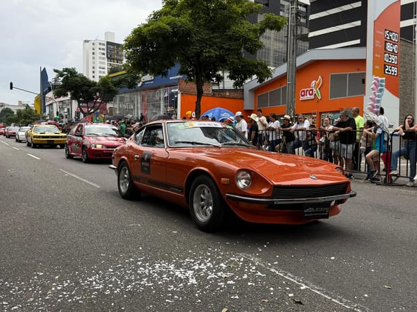Autos clásicos y antiguos se retiran de la Feria Bonita