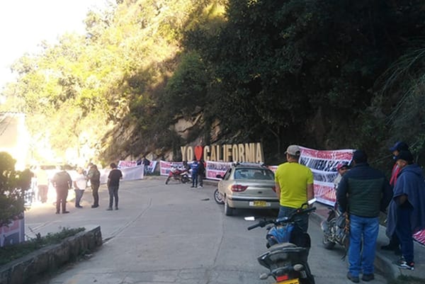 Mineros de  California  bloquean carretera hacia Bucaramanga e  impiden ingreso del Servicio Geológico Colombiano