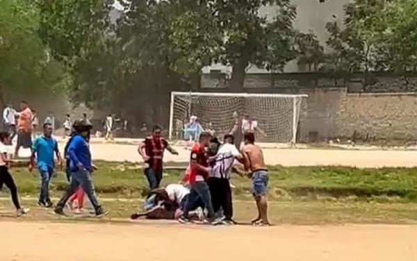 Partido de fútbol infantil terminó a puños... entre los padres