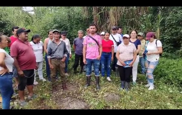 Comunidad de El Guacamayo en protesta por paro de obras en colegio