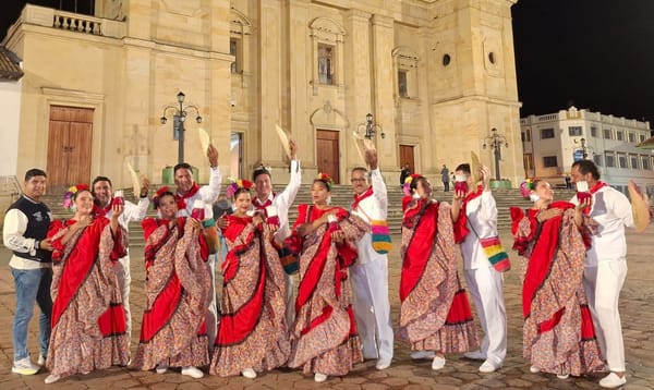 Docentes del Grupo de danza Arlí con orgullo industrialista