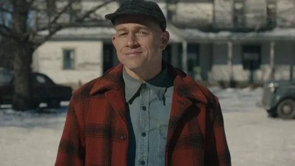 Charlie Hunnam y el papel más  extremo de su carrera en la nueva serie de Netflix “Monstruo”