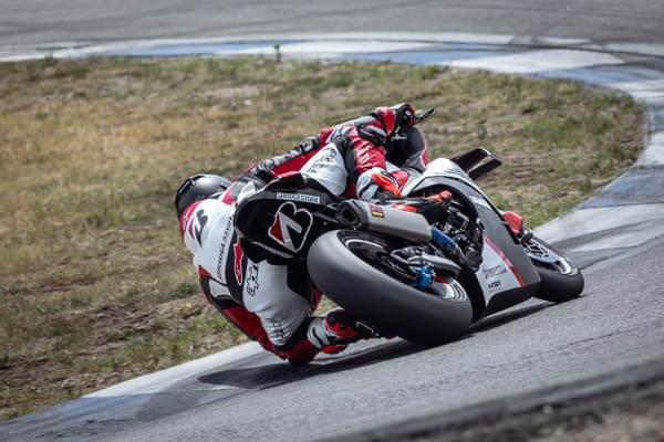 Llegó Colombia la llanta lisa para moto RACING BATTLAX V03