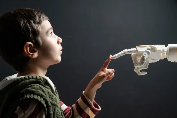 Su hijo podría estar confiando más en una inteligencia artificial que en usted. Aquí le contamos cómo protegerlo