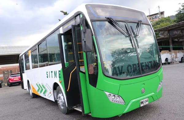 Autobús arrendado de Metrolínea varado en su primer día de trabajo