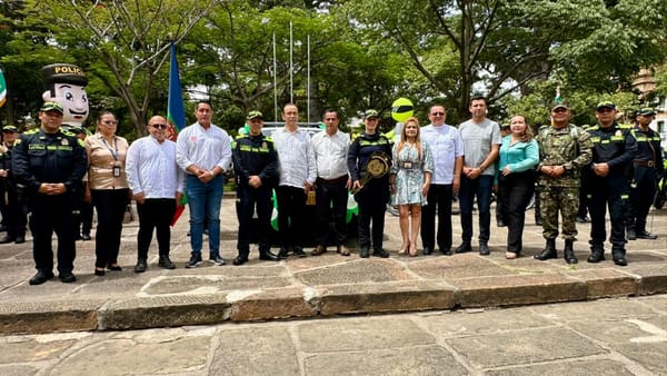 Alcaldía de San Gil refuerza la seguridad con la entrega de una camioneta a la Policía de Santander