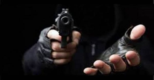 Atraco a mano armada en cafetería de Bucaramanga: ladrón se llevó bolsos, cadena de oro y celular