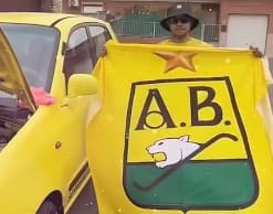 ¡Taxi libre… pero en España! Un bumangués lleva su amor patrio sobre ruedas