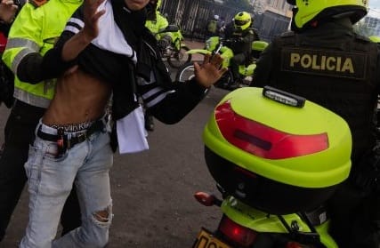 Su función es proteger a la comunidad, no agredirla: abren investigación contra dos policías en Santander