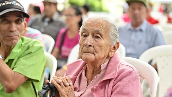 Nonos y nonas de Colombia reciben su primer bono pensional de $230 mil