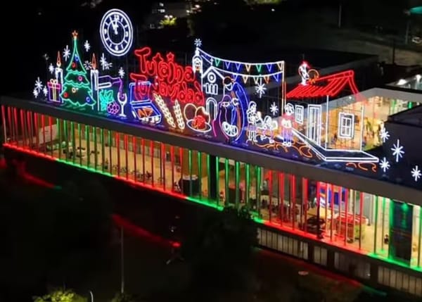 Postal de luces y tradiciones con dos mil metros cuadrados