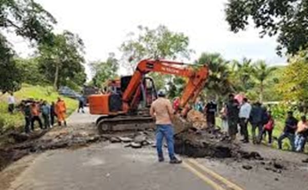 Comunidad y transportadores de Oiba abrió la vía Bucaramanga-Bogotá y sacó a contratistas de INVÍAS