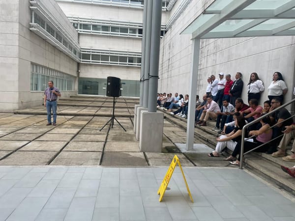 Plantón en la Fiscalía de Bucaramanga por funcionarios retenidos en Arauca y exigencia de pago de bonificación