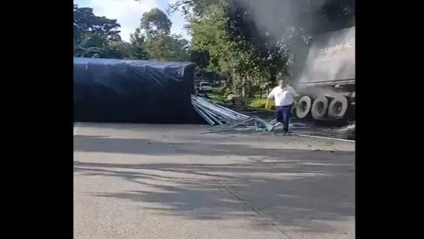 Accidente de tractomulas bloquea vía El Socorro- Oiba