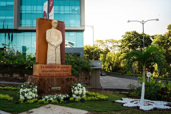 Inaugurado monumento regional en memoria del personal de salud fallecido en la pandemia del COVID-19