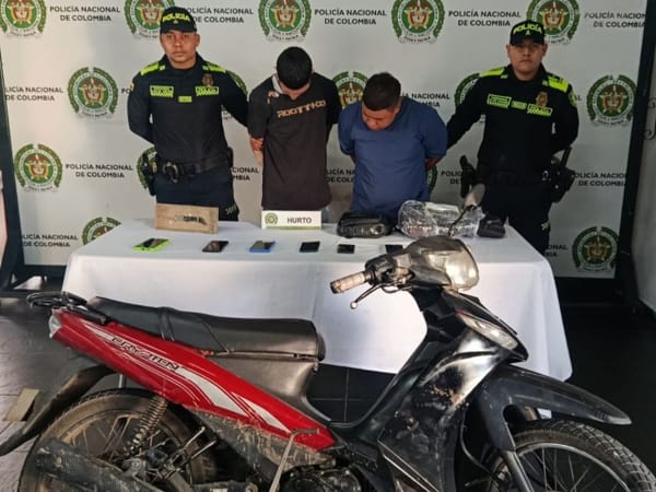 Caen ladrones en Anillo Vial con tres celulares y una navaja