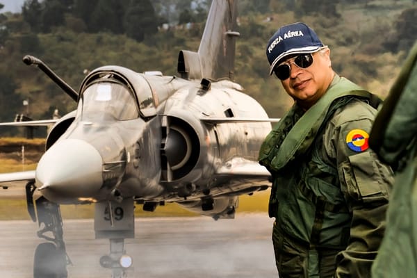 Golpe a la oposición: Contraloría avaló compra de aviones Gripen, le faltó felicitar a Petro con un beso
