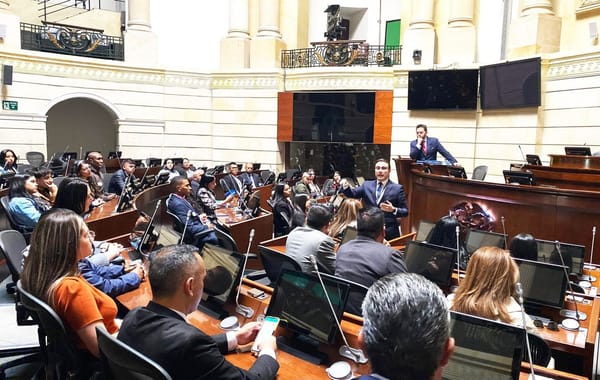 En el Congreso quedaron como los terneros: Petro quitó por decreto la prima para congresistas