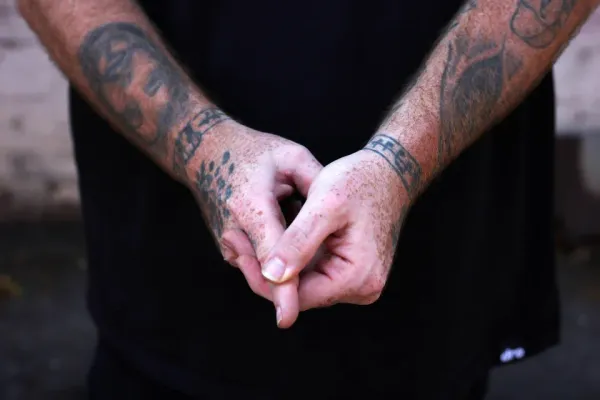 De la vergüenza al orgullo: conozca al hombre que convirtió su micropene en sinónimo de valentía y ahora está en los Guinness