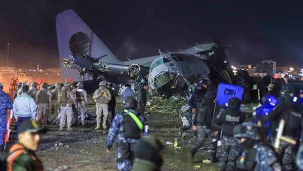 Avión militar se accidentó en El Alto y deja al menos 15 fallecidos