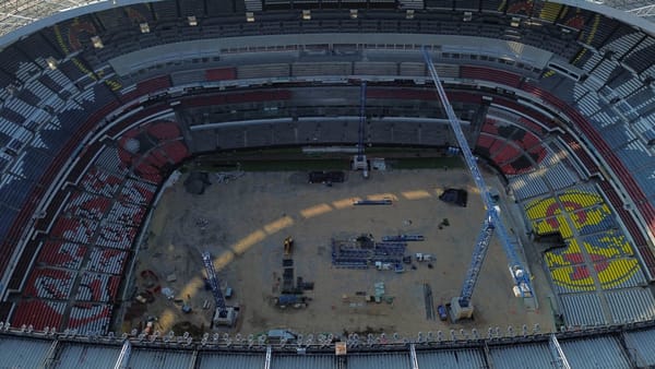 Ciudad de Mexico podría perder partidos del Mundial por retrasos del Estadio Azteca