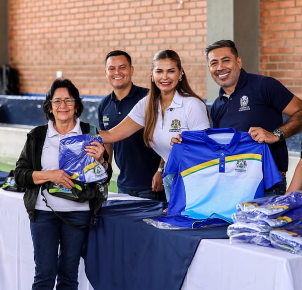 Adultos mayores reciben kits deportivos