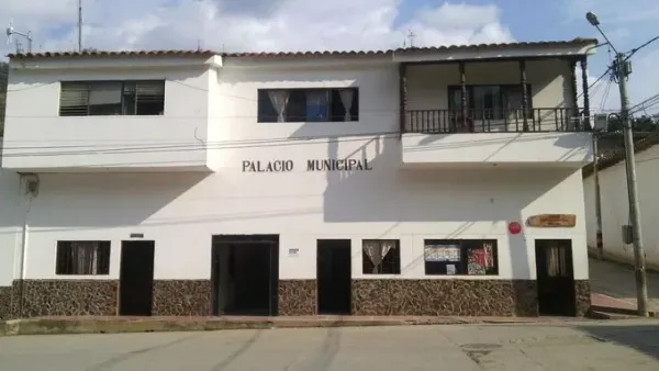 Contrato por “calamidad” bajo sospecha en Santander: Investigan a exalcalde por presuntas irregularidades