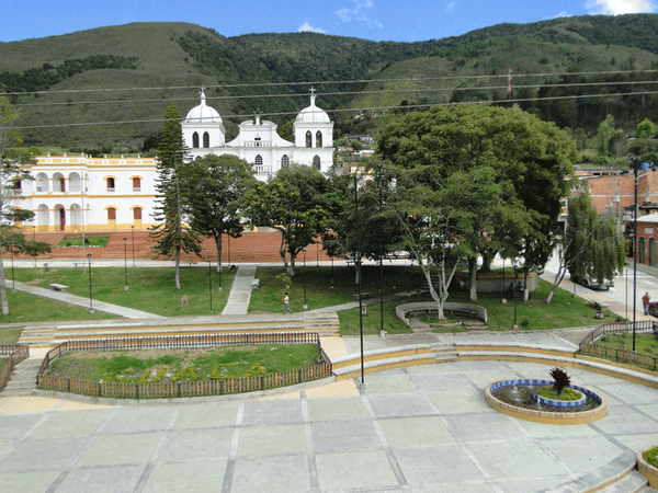 Rayo impacta a trabajadores en Guaca