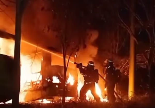 Habitantes de calle habrían provocado incendio que destruyó 15 buses y afectó a otros seis de Metro Cinco Plus en Girón