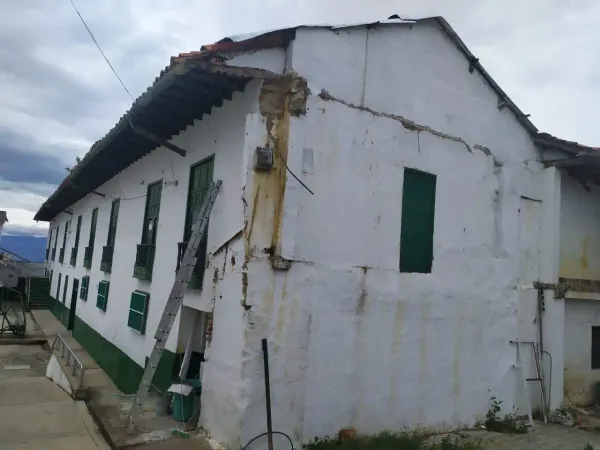 Urgente: Colegio Universitario de Vélez se derrumba