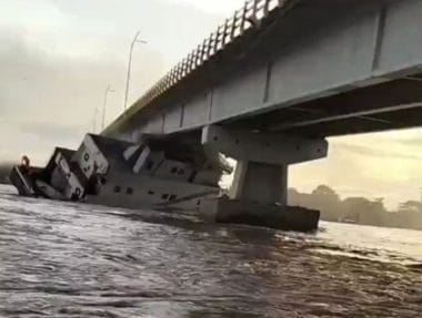 Remolcador se hundió tras colisionar con un puente en Barrancabermeja