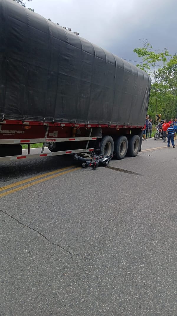 Motociclista resultó gravemente herido en accidente en la vía Bucaramanga–Rionegro