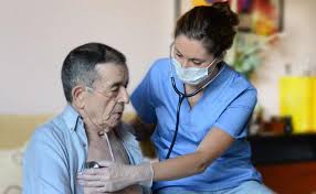 Alerta por pico respiratorio: más de 87.000 adultos mayores atendidos